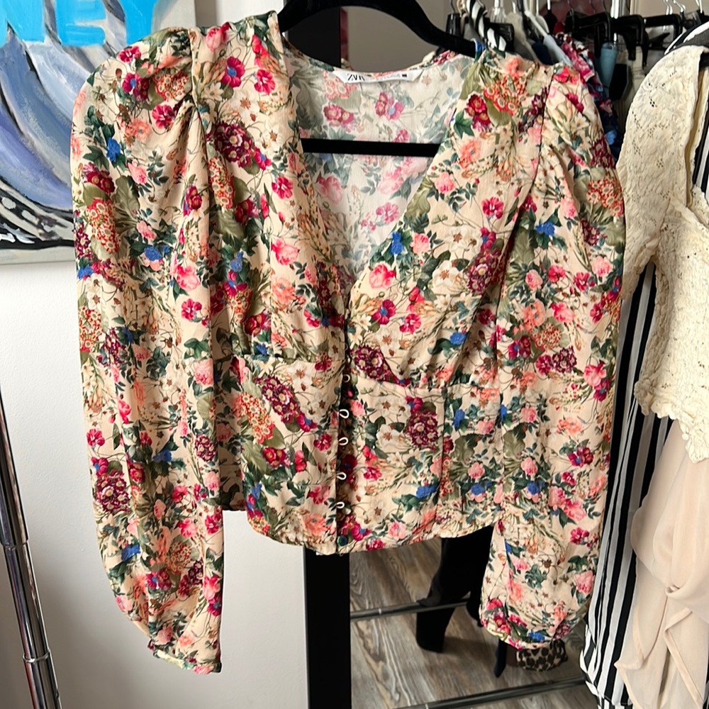 Corset like top with puff sleeve